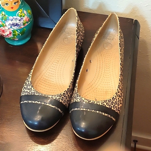 Crocs Women’s Shoe Cap Toe Leopard Print - Picture 1 of 5